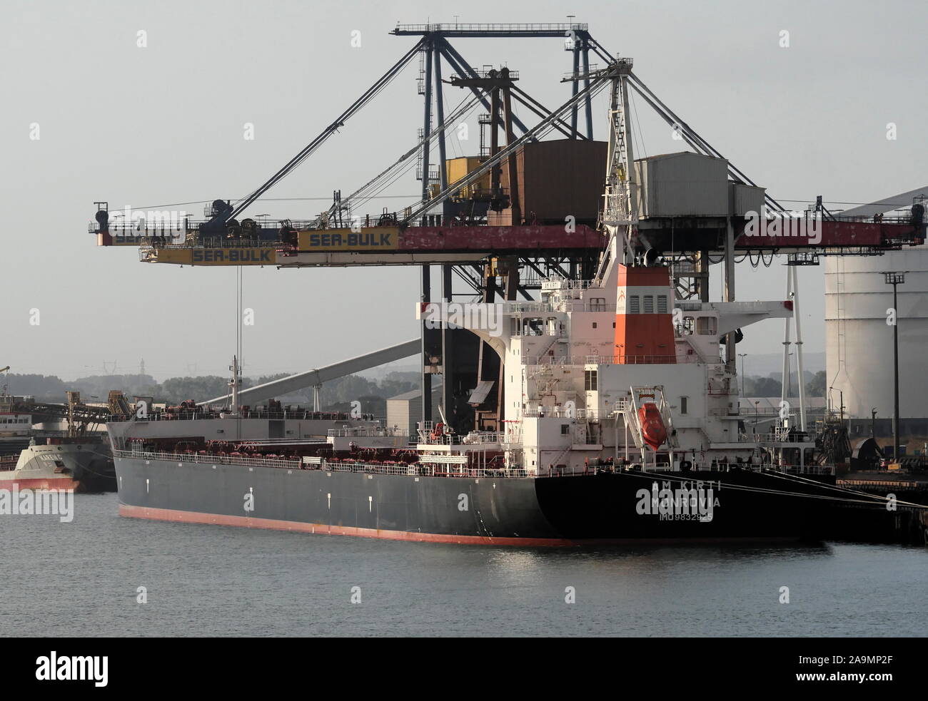 AJAXNETPHOTO. 23RD settembre, 2019. DUNKERQUE, Francia. - Caricamento del carbone - LA MONROVIAN REGISTRATO PORTARINFUSE AM KIRTI 93,000(GT) al Porto Mare rinfusa DUNKERQUE Rivestimento struttura.foto:JONATHAN EASTLAND/AJAX REF:GX8 192609 20537 Foto Stock