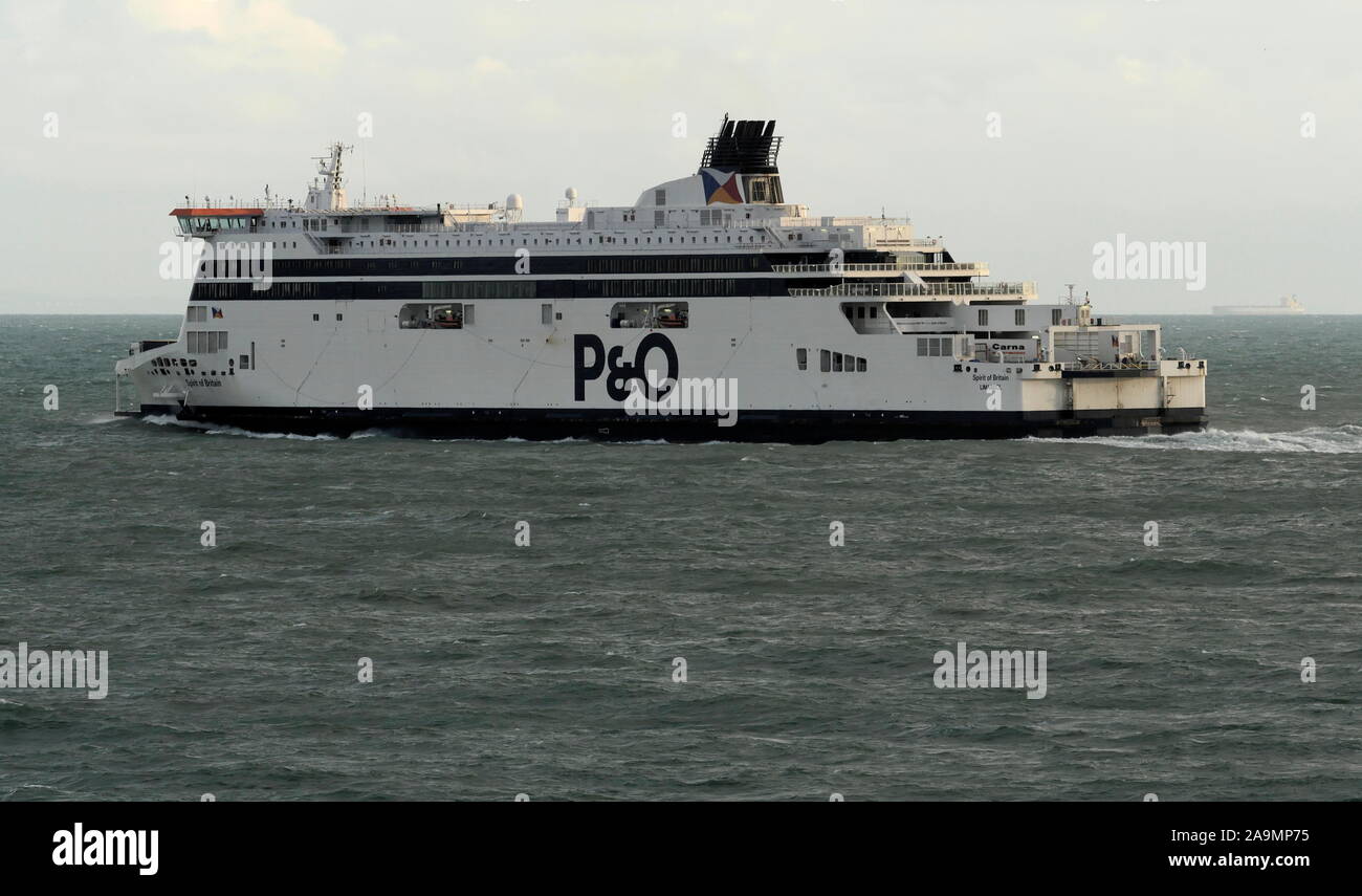 AJAXNETPHOTO. Il 15 ottobre, 2019. Canale Inglese. - CROSS CHANNEL FERRY P&O SPIRITO DELLA GRAN BRETAGNA LASCIANDO DOVER PER CALAIS, Francia. Foto:JONATHAN EASTLAND/AJAX REF:GX8 191510 20943 Foto Stock