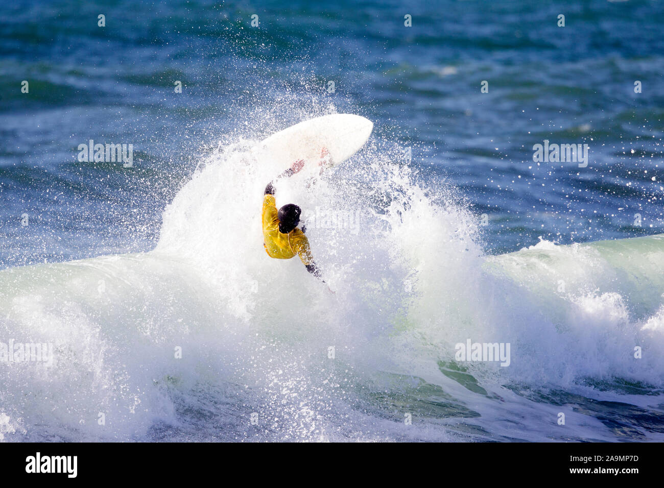 Surfer con maglietta gialla Wipe Out Foto Stock