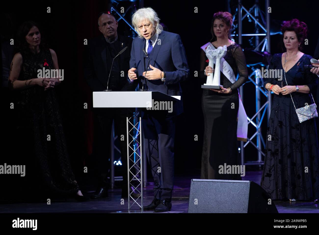 Dresden, Germania. Xvi Nov, 2019. Il rock irlandese il cantante Bob Geldof parla per gli ospiti presso il beneficio Hope-Gala evento nella Schauspielhaus dopo aver ricevuto il Premio Speranza. Geldof riceve il premio dotato di 5 mila euro per il suo impegno sociale in Africa. Credito: Sebastian Kahnert/dpa-Zentralbild/dpa/Alamy Live News Foto Stock