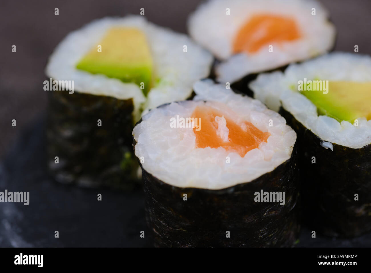 Sake Giapponese maki roll con salmone e avocado, macro foto a colori Foto Stock