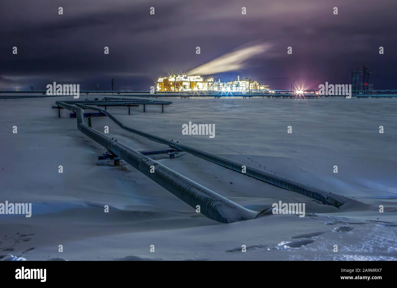 La produzione di energia sul versante nord dell'Alaska su una notte invernale Foto Stock