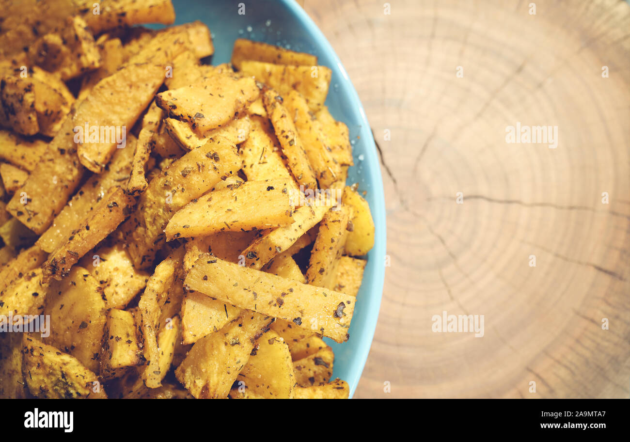 Arrosto di patate dolci con erbe aromatiche, il fuoco selettivo, spazio per il testo. Foto Stock
