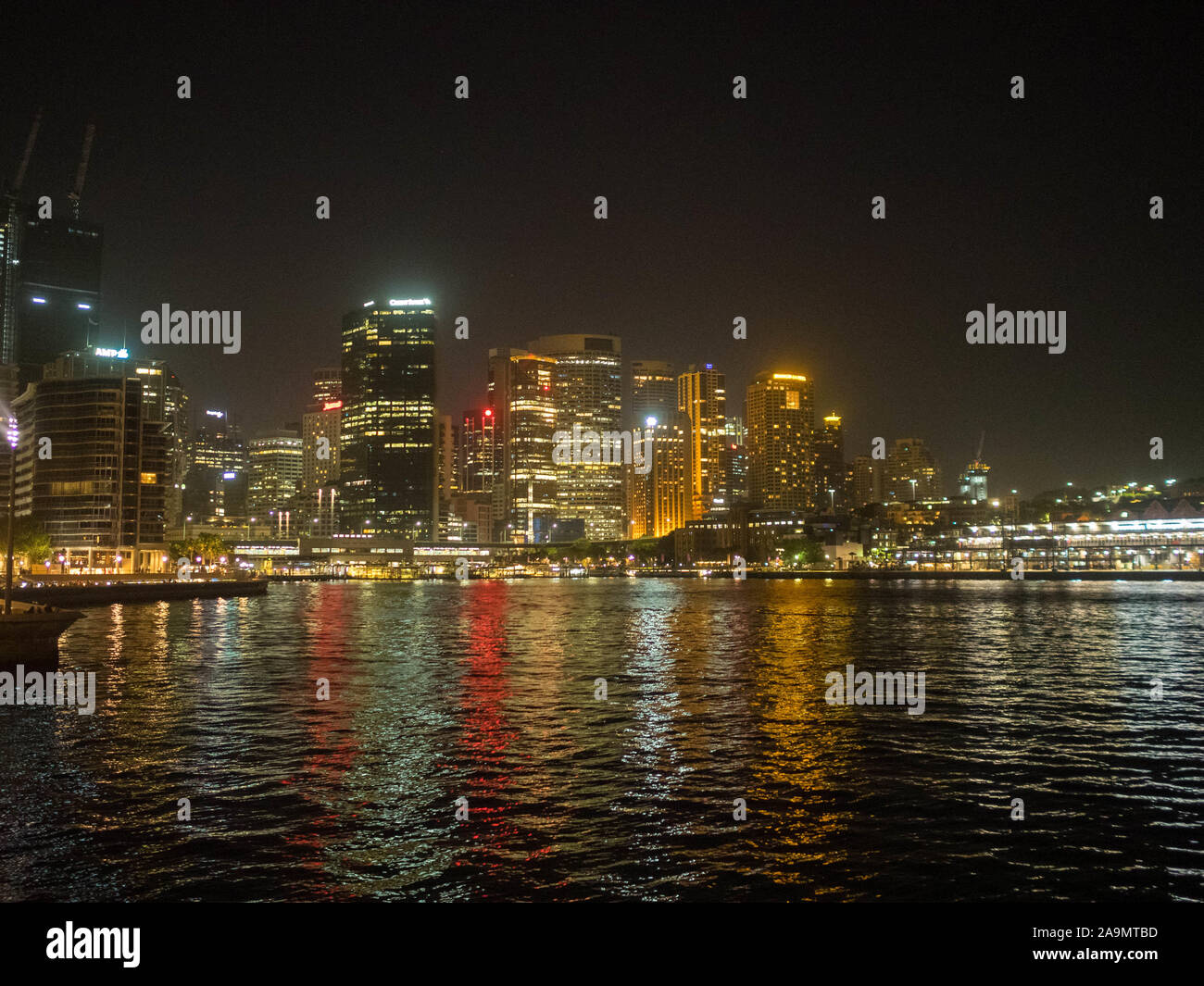 Sydney CBD grattacieli riflessi nell'acqua di notte Foto Stock
