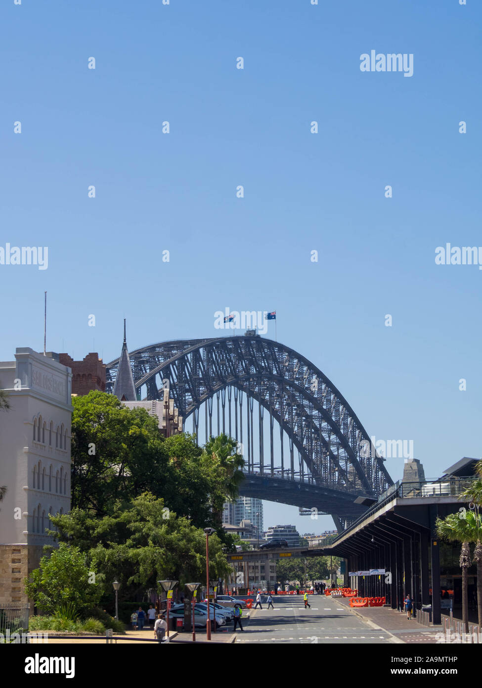 Sydney Harbour Bridge visto sulle strade della città Foto Stock