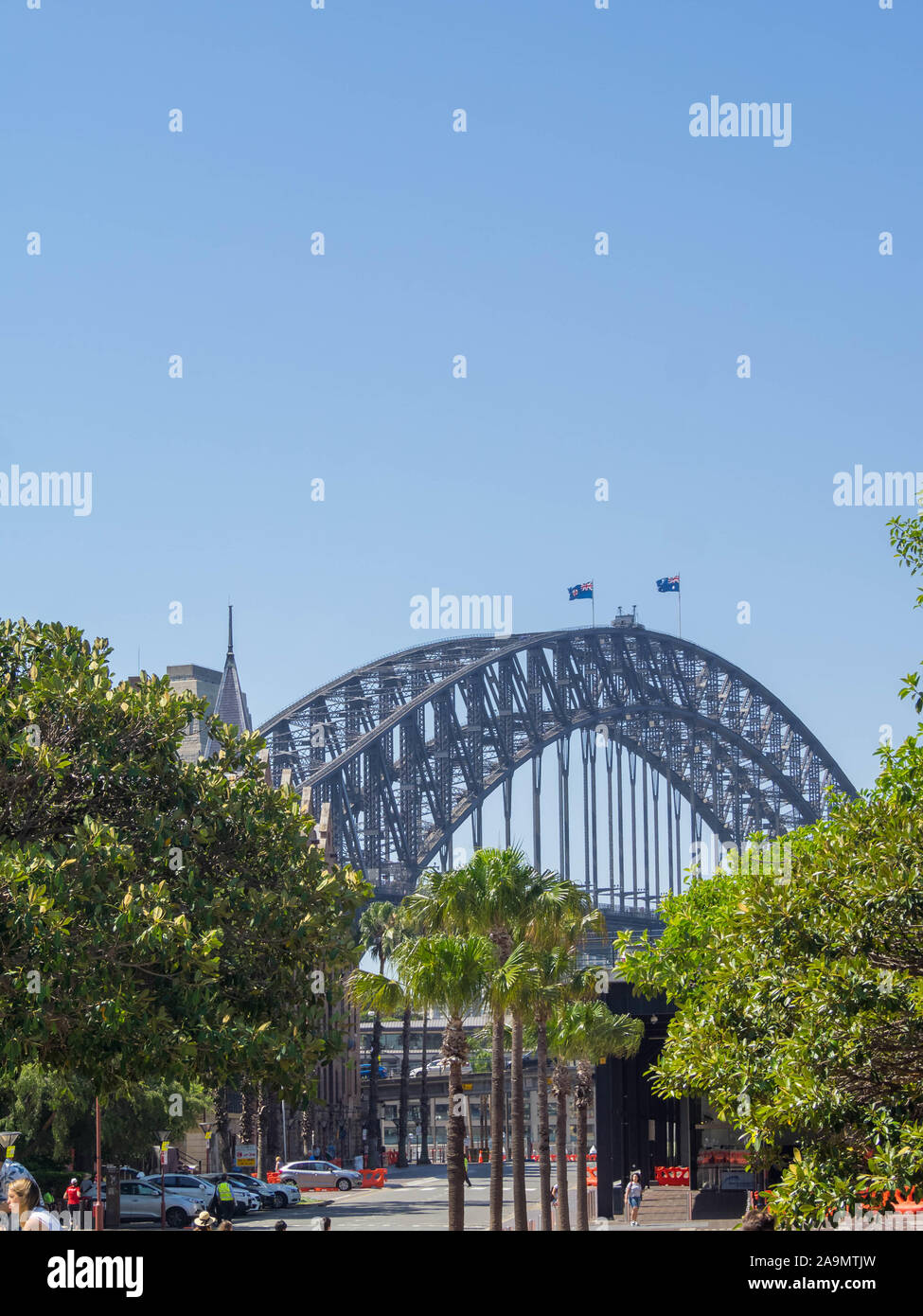 Sydney Harbour Bridge visto sulle strade della città Foto Stock