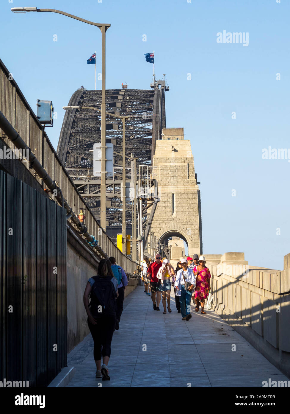 Attraversando il Sydney Harbour Bridge a piedi Foto Stock