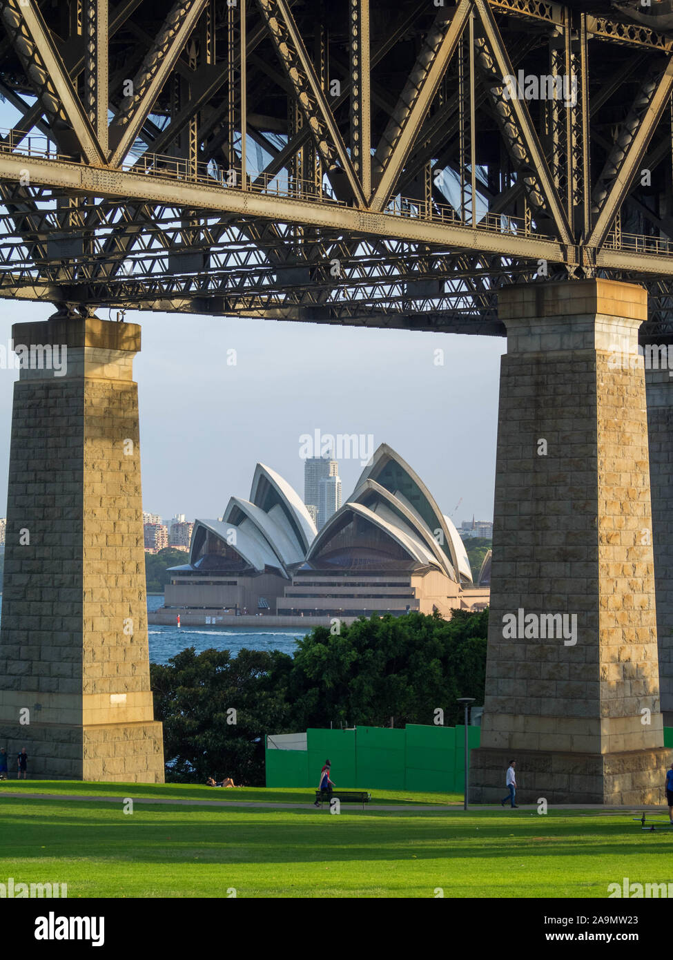 Sydney Opera House vista sotto le colonne del Harbour Bridge Foto Stock