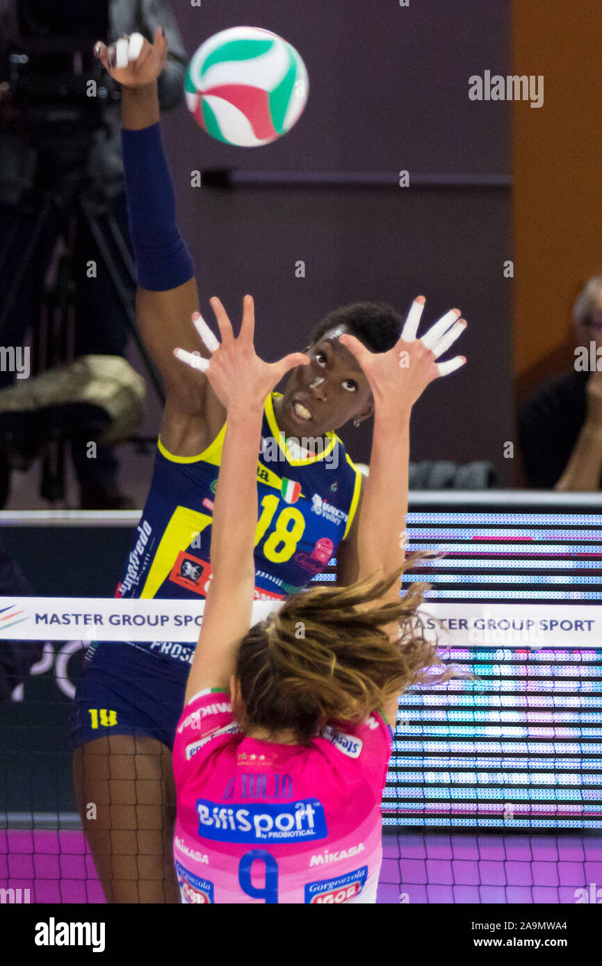 Milano, Italia. 16 Nov 2019. spike di paola egonu ,imoco volley conegliano, durante Imoco Volley Conegliano vs Igor Volley Novara - Supercoppa Italiana le donne - Credit: LPS/Elisa Calabrese/Alamy Live News Foto Stock