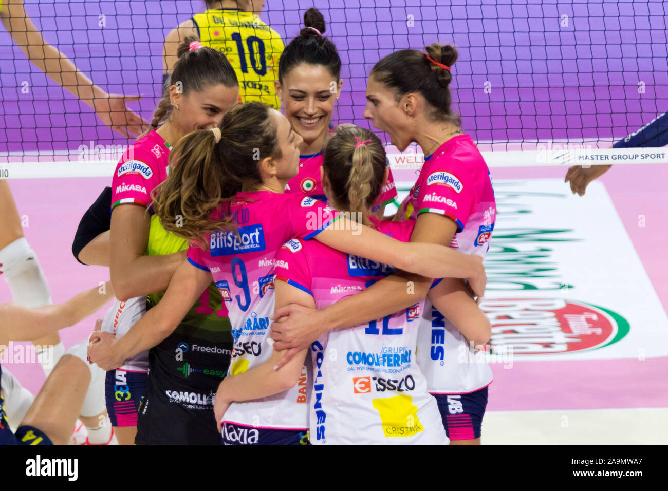 Milano, Italia. 16 Nov 2019. felicità ,igor gorgonzola novara, durante Imoco Volley Conegliano vs Igor Volley Novara - Supercoppa Italiana le donne - Credit: LPS/Elisa Calabrese/Alamy Live News Foto Stock