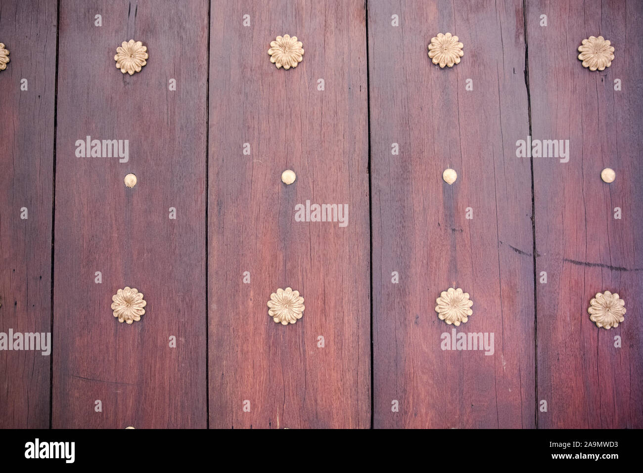 Verticale del pannello in legno con motivo decorativo attrezzatura metallica. Foto Stock