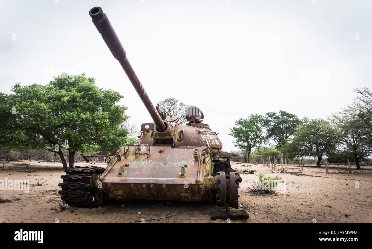 I resti dell'Angola guerra civile giacciono abbandonati nella Provincia del Cunene. Foto Stock