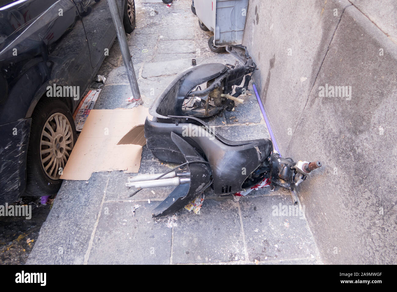 Un ciclomotore distrutto lasciò abbandonato su un marciapiede nel centro di Napoli Foto Stock