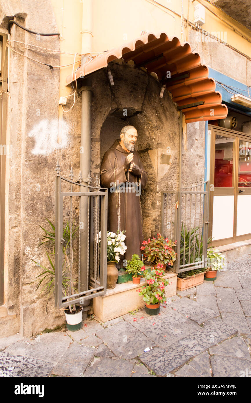 Un santuario di Padre Pio in una via di Napoli Foto Stock