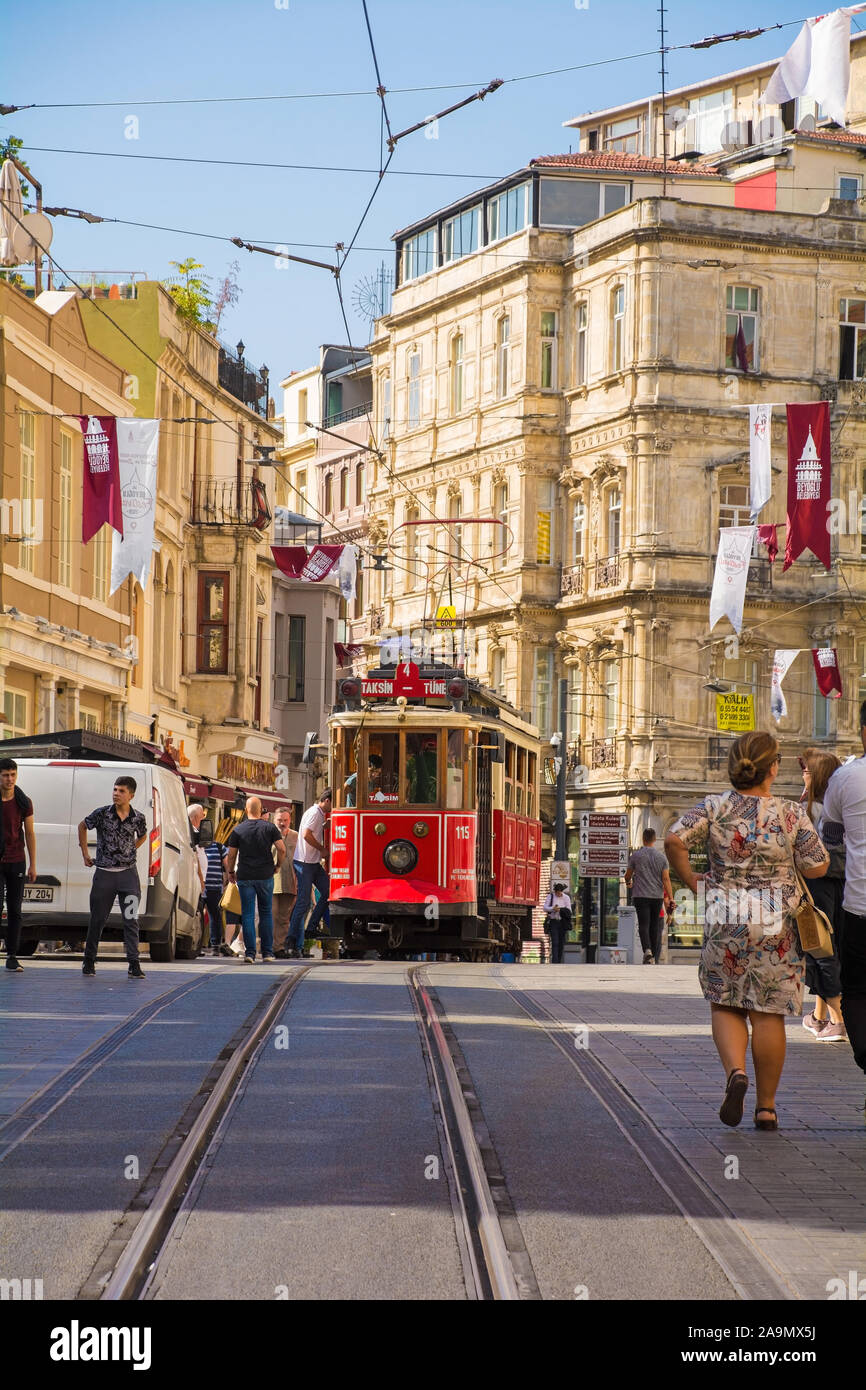 Istanbul, Turchia - 9 settembre 2019. Il famoso Tram Nostalgico in esecuzione da Taksim a Tunel lungo Istiklal Cadessi in Beyoglu, Istanbul. Foto Stock