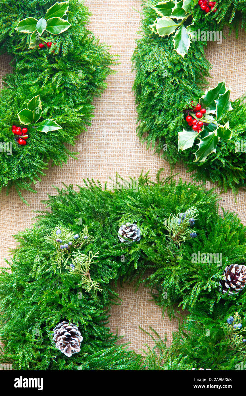 Festosa ghirlanda di Natale appeso sul display Foto Stock