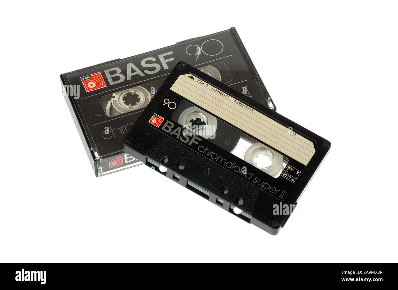 Stoccolma, Svezia - 12 Novembre 2019: Uno BASF chromdioxid audiocassette compatte nastro con la sua casella degli anni ottanta era isolato su sfondo bianco. Foto Stock