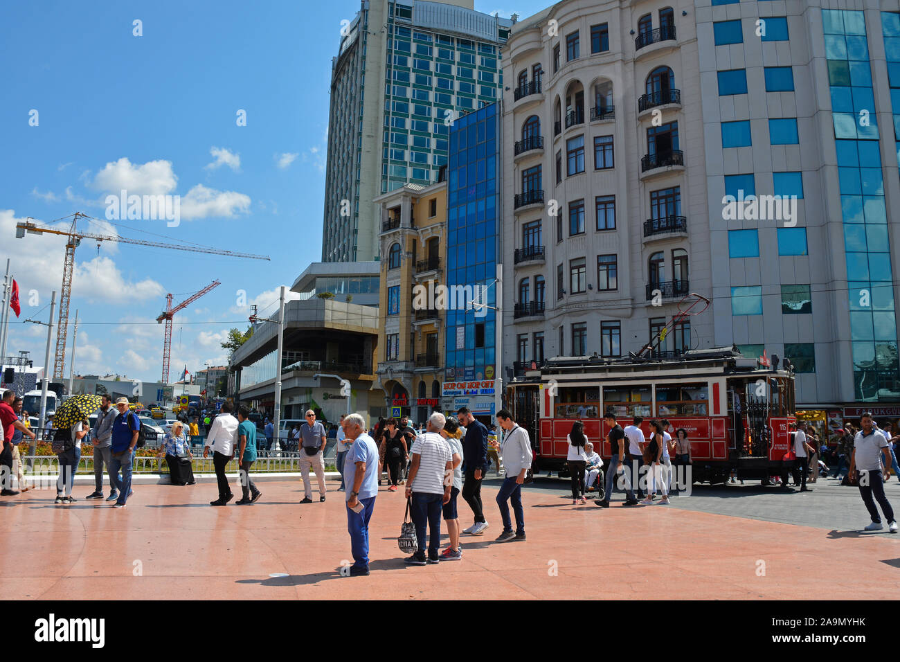 Istanbul,Turkey-September 8 2019. I turisti attendere a bordo del famoso Tram Nostalgico in Piazza Taksim che va da Piazza Taksim a Tunel Foto Stock