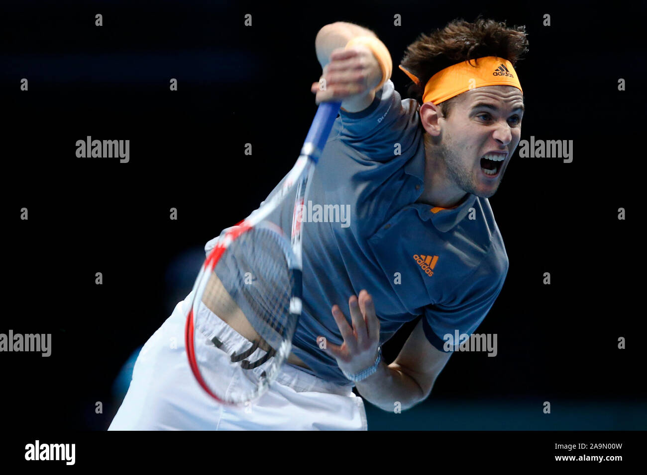 Londra, Regno Unito. 16 Nov 2019. Dominic Thiem (AUT) contro Alexander Zverev durante in azione durante il match Semi-Final Dominic Thiem (AUT) contro Alexander Zverev (GER) Internazionali di Tennis - Nitto ATP World Tour Finals Giorno 3 - Martedì 16 Novembre 2019 - O2 Arena - Londra Credit: Azione Foto Sport/Alamy Live News Foto Stock