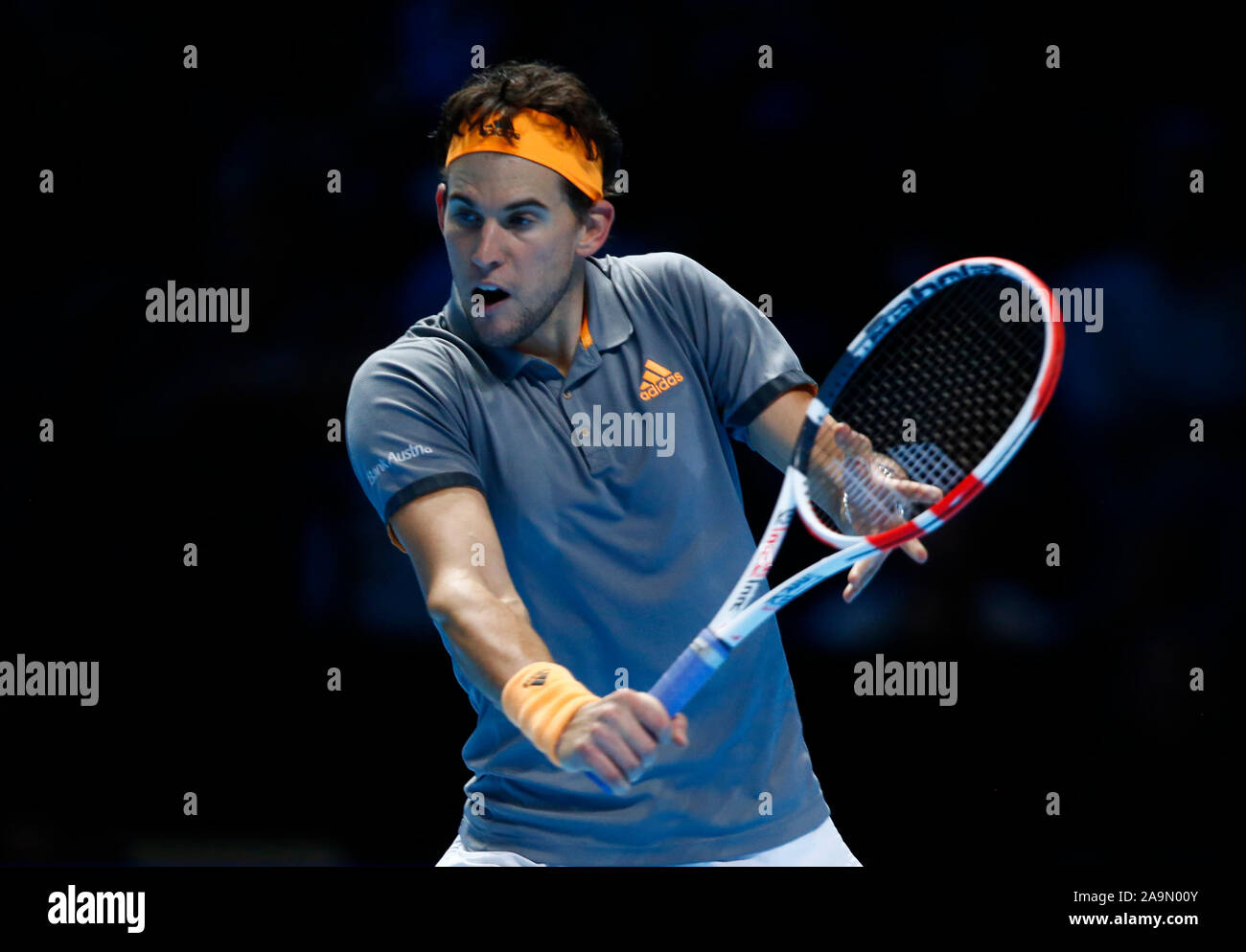 Londra, Regno Unito. 16 Nov 2019. Dominic Thiem (AUT) contro Alexander Zverev durante in azione durante il match Semi-Final Dominic Thiem (AUT) contro Alexander Zverev (GER) Internazionali di Tennis - Nitto ATP World Tour Finals Giorno 3 - Martedì 16 Novembre 2019 - O2 Arena - Londra Credit: Azione Foto Sport/Alamy Live News Foto Stock