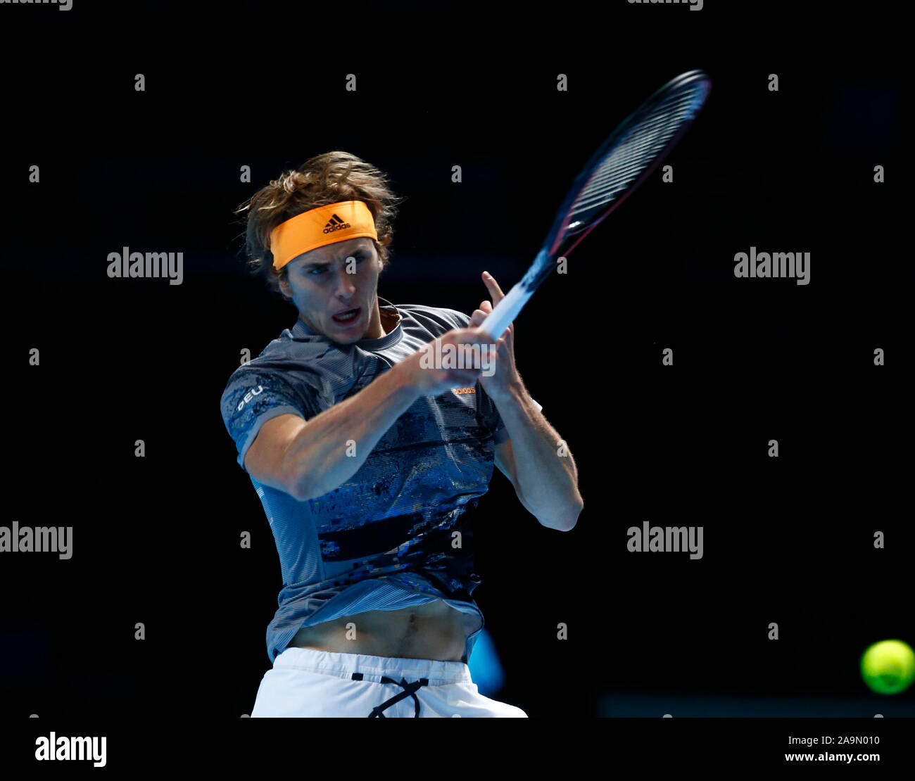 Londra, Regno Unito. 16 Nov 2019. Alexander Zverev (GER) contro Dominic Thiem (AUT) durante in azione durante il match Semi-Final Dominic Thiem (AUT) contro Alexander Zverev (GER) Internazionali di Tennis - Nitto ATP World Tour Finals Giorno 3 - Martedì 16 Novembre 2019 - O2 Arena - Londra Credit: Azione Foto Sport/Alamy Live News Foto Stock