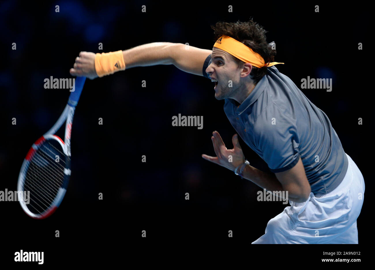 Londra, Regno Unito. 16 Nov 2019. Dominic Thiem (AUT) contro Alexander Zverev durante in azione durante il match Semi-Final Dominic Thiem (AUT) contro Alexander Zverev (GER) Internazionali di Tennis - Nitto ATP World Tour Finals Giorno 3 - Martedì 16 Novembre 2019 - O2 Arena - Londra Credit: Azione Foto Sport/Alamy Live News Foto Stock