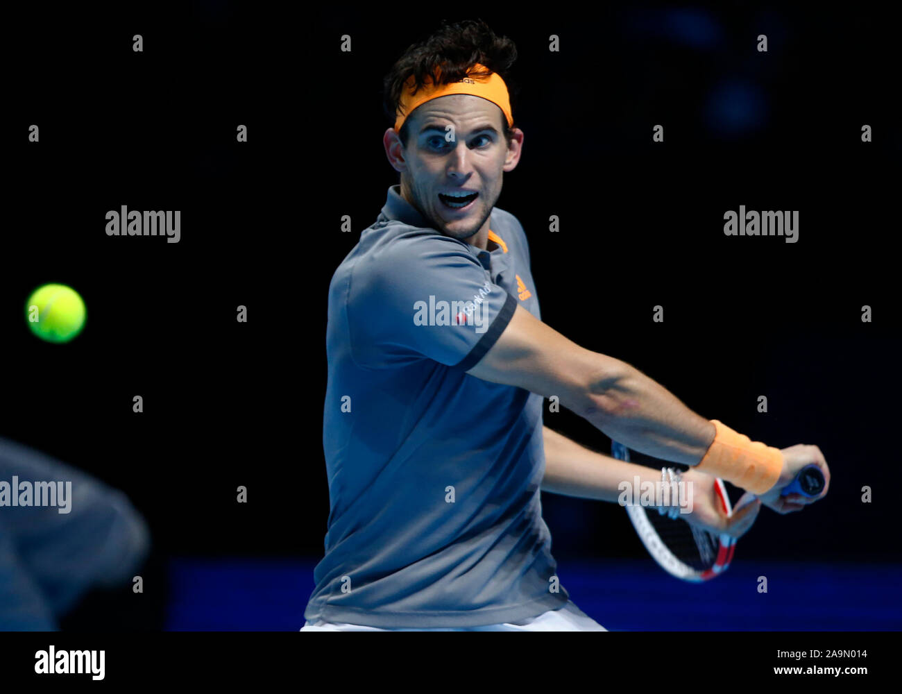 Londra, Regno Unito. 16 Nov 2019. Dominic Thiem (AUT) contro Alexander Zverev durante in azione durante il match Semi-Final Dominic Thiem (AUT) contro Alexander Zverev (GER) Internazionali di Tennis - Nitto ATP World Tour Finals Giorno 3 - Martedì 16 Novembre 2019 - O2 Arena - Londra Credit: Azione Foto Sport/Alamy Live News Foto Stock