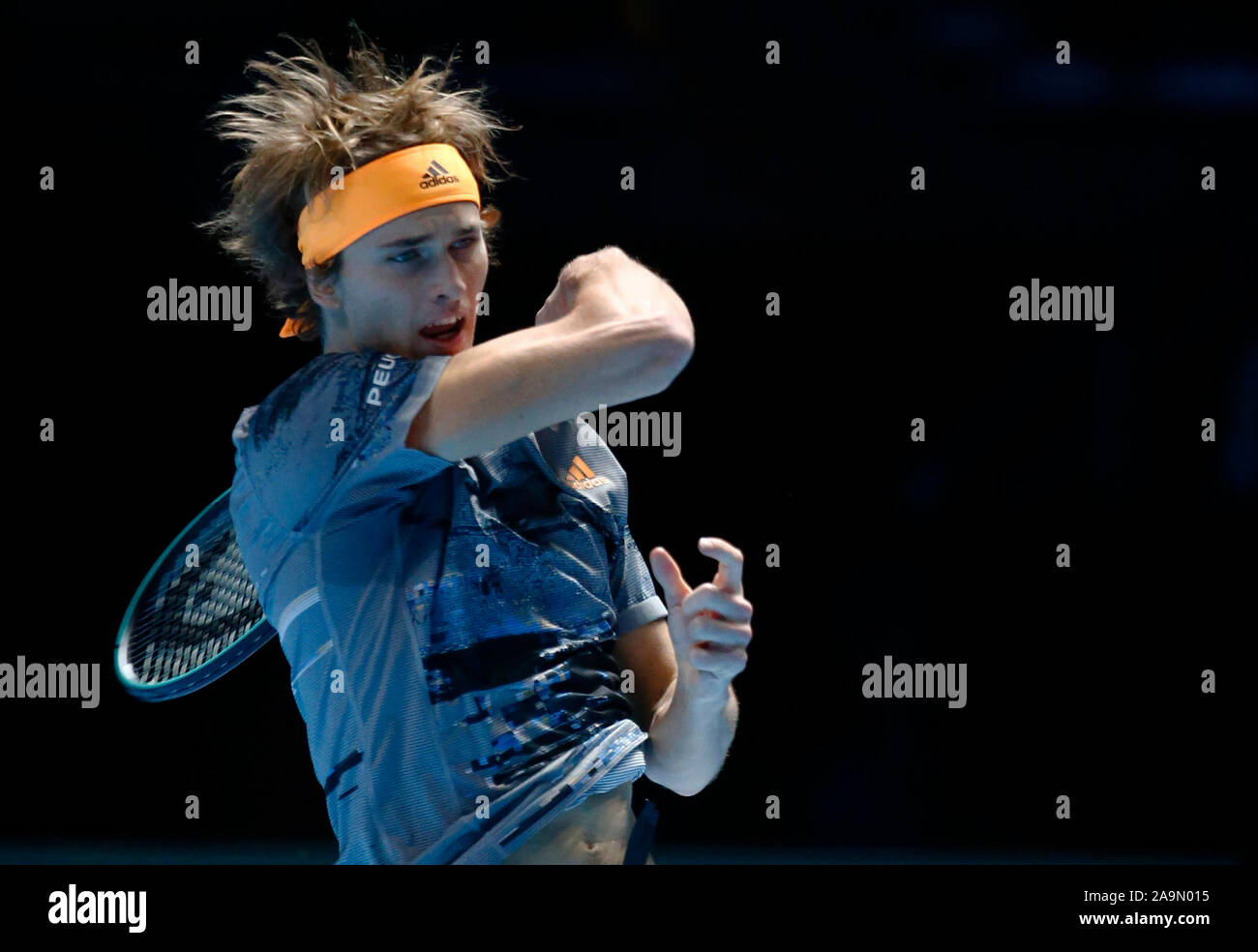 Londra, Regno Unito. 16 Nov 2019. Alexander Zverev (GER) contro Dominic Thiem (AUT) durante in azione durante il match Semi-Final Dominic Thiem (AUT) contro Alexander Zverev (GER) Internazionali di Tennis - Nitto ATP World Tour Finals Giorno 3 - Martedì 16 Novembre 2019 - O2 Arena - Londra Credit: Azione Foto Sport/Alamy Live News Foto Stock
