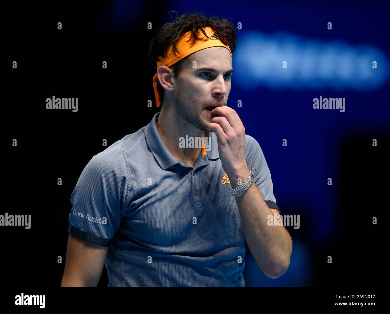 Londra, Regno Unito. 16 Nov 2019. Dominic Thiem (AUT) contro Alexander Zverev durante in azione durante il match Semi-Final Dominic Thiem (AUT) contro Alexander Zverev (GER) Internazionali di Tennis - Nitto ATP World Tour Finals Giorno 3 - Martedì 16 Novembre 2019 - O2 Arena - Londra Credit: Azione Foto Sport/Alamy Live News Foto Stock
