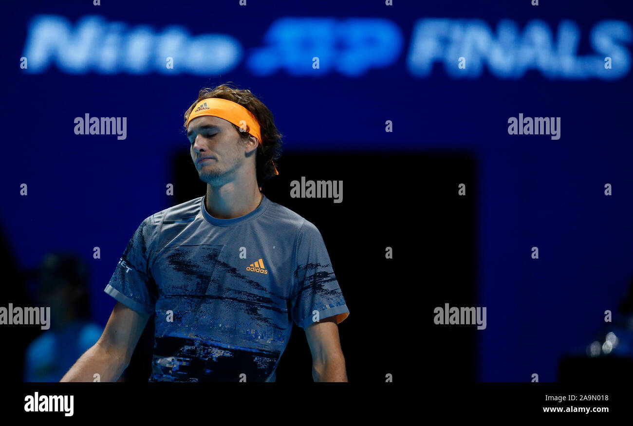 Londra, Regno Unito. 16 Nov 2019. Alexander Zverev (GER) contro Dominic Thiem (AUT) durante in azione durante il match Semi-Final Dominic Thiem (AUT) contro Alexander Zverev (GER) Internazionali di Tennis - Nitto ATP World Tour Finals Giorno 3 - Martedì 16 Novembre 2019 - O2 Arena - Londra Credit: Azione Foto Sport/Alamy Live News Foto Stock