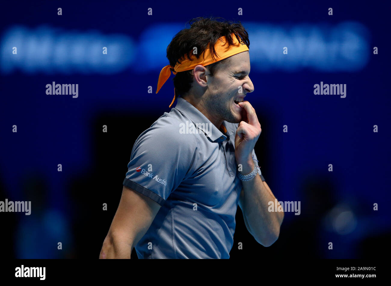 Londra, Regno Unito. 16 Nov 2019. Dominic Thiem (AUT) contro Alexander Zverev durante in azione durante il match Semi-Final Dominic Thiem (AUT) contro Alexander Zverev (GER) Internazionali di Tennis - Nitto ATP World Tour Finals Giorno 3 - Martedì 16 Novembre 2019 - O2 Arena - Londra Credit: Azione Foto Sport/Alamy Live News Foto Stock
