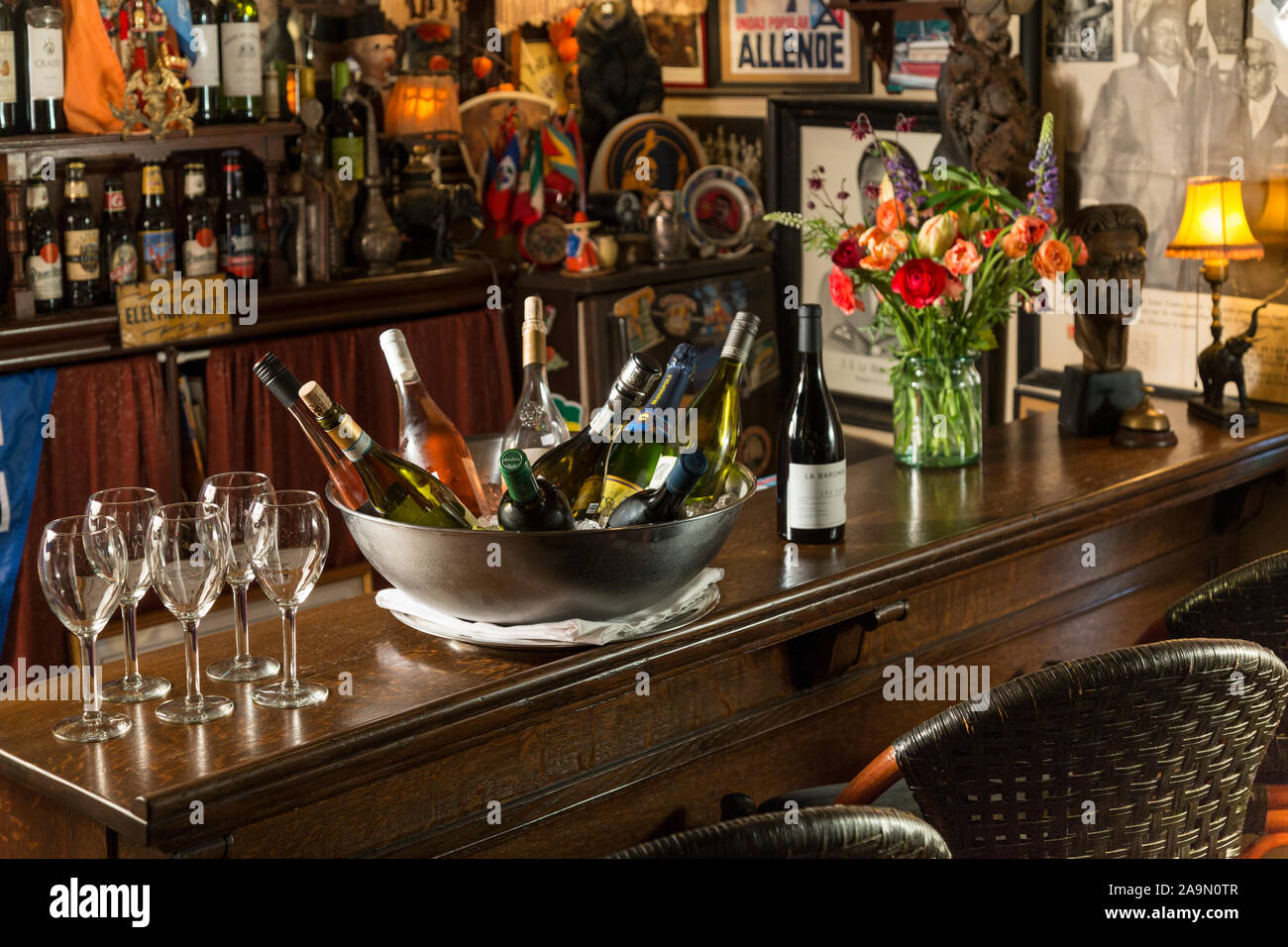Le bottiglie di vino nel secchiello del ghiaccio nel Wine Bar, Pentagoet Inn, Maine, Stati Uniti d'America Foto Stock