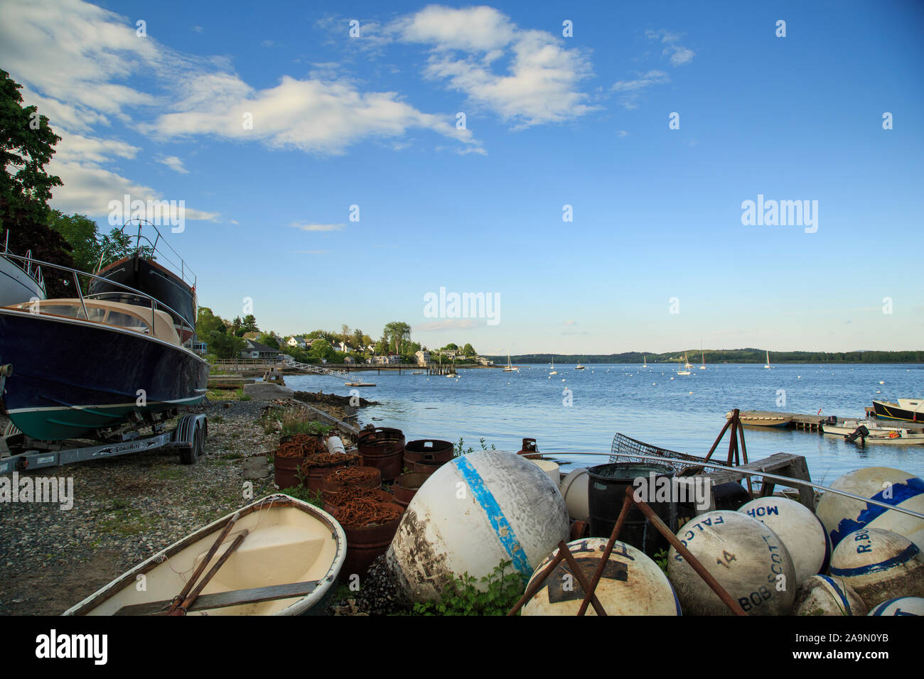 Porto con barche e il dock in estate, Castine, Maine, New England, STATI UNITI D'AMERICA Foto Stock