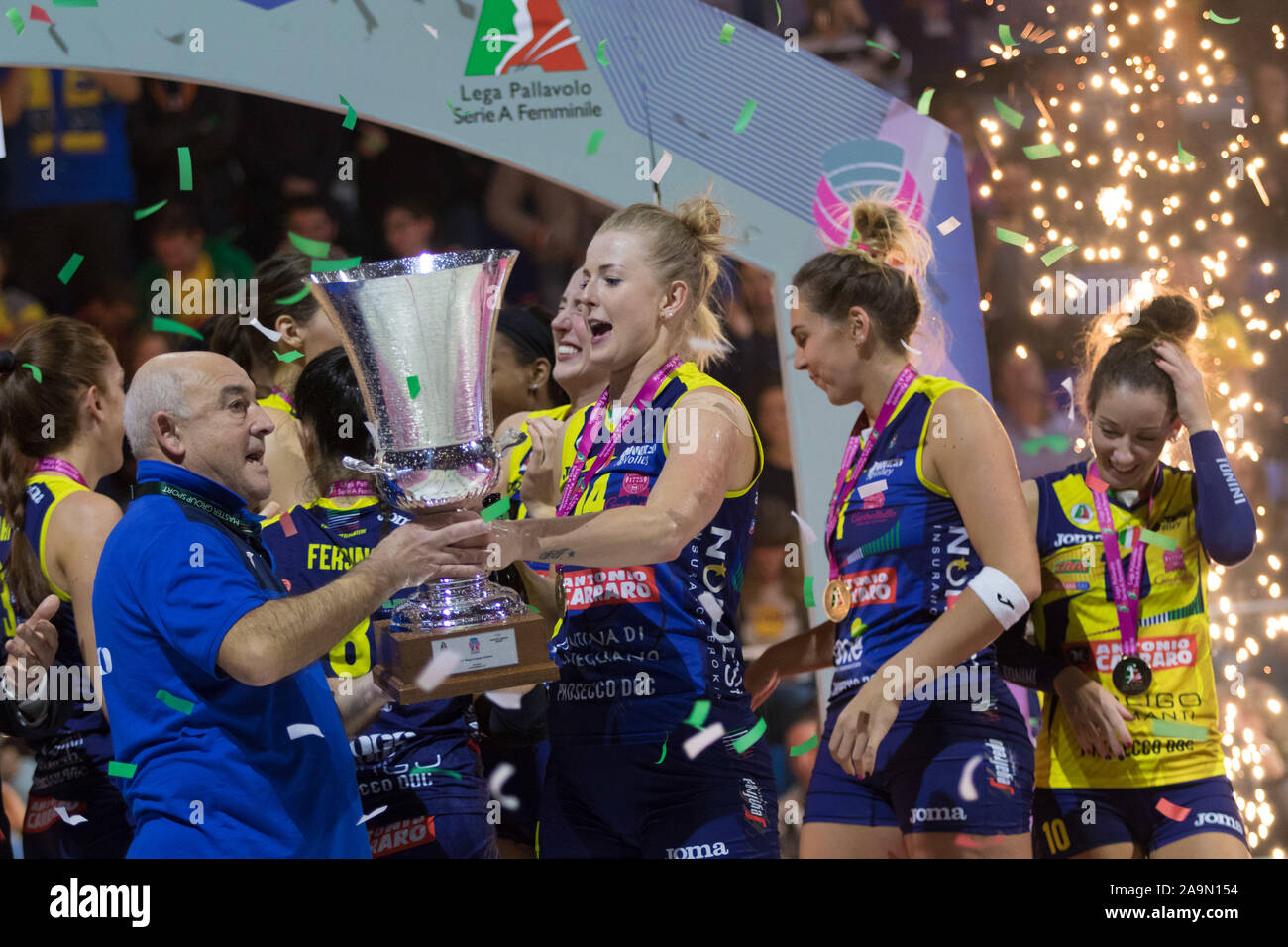 Milano, Italia. 16 Nov 2019. premiazione - imoco volley conegliano durante Imoco Volley Conegliano vs Igor Volley Novara - Supercoppa Italiana le donne - Credit: LPS/Elisa Calabrese/Alamy Live News Foto Stock