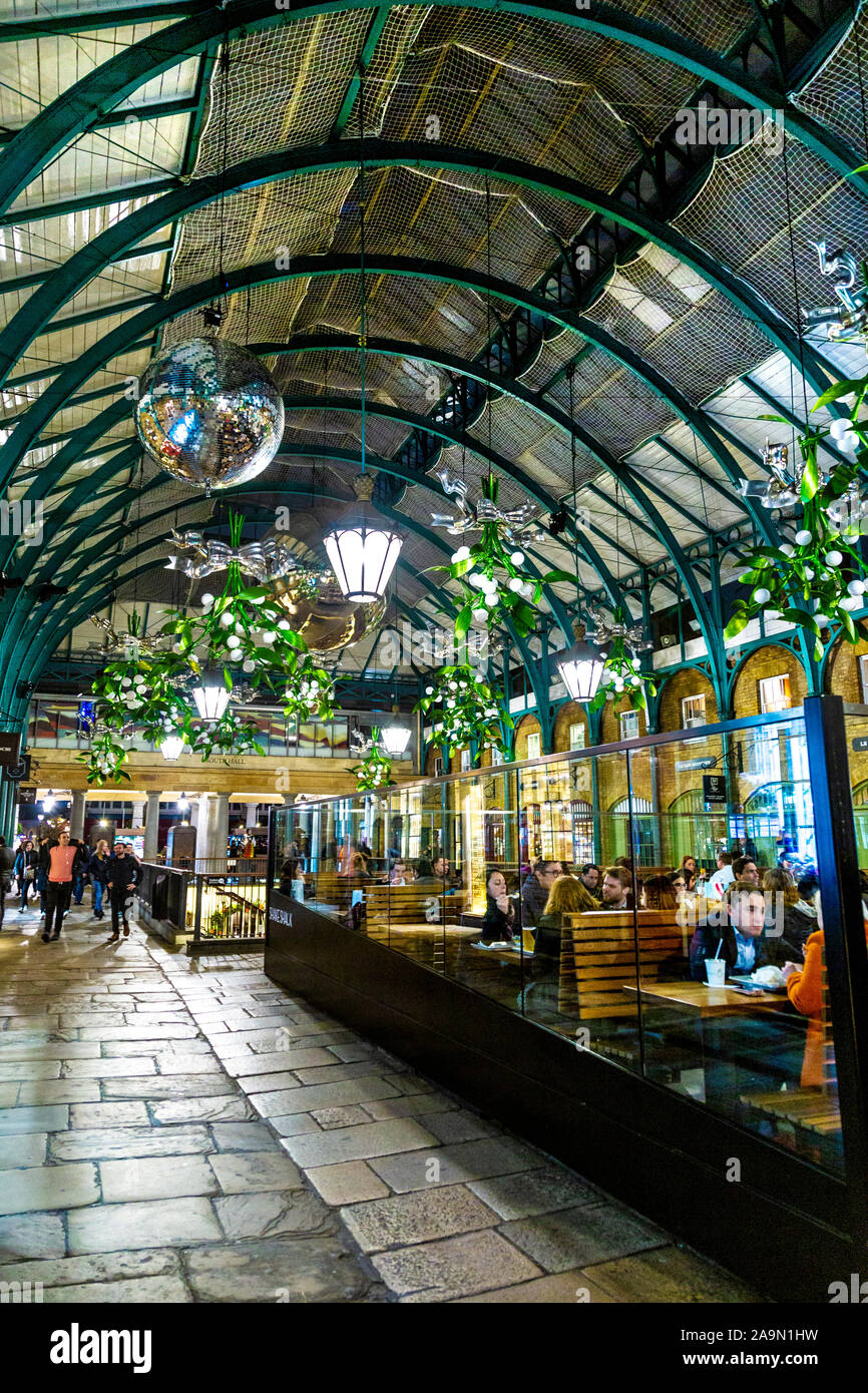 All'interno del mercato di Covent Garden, Londra, Regno Unito Foto Stock
