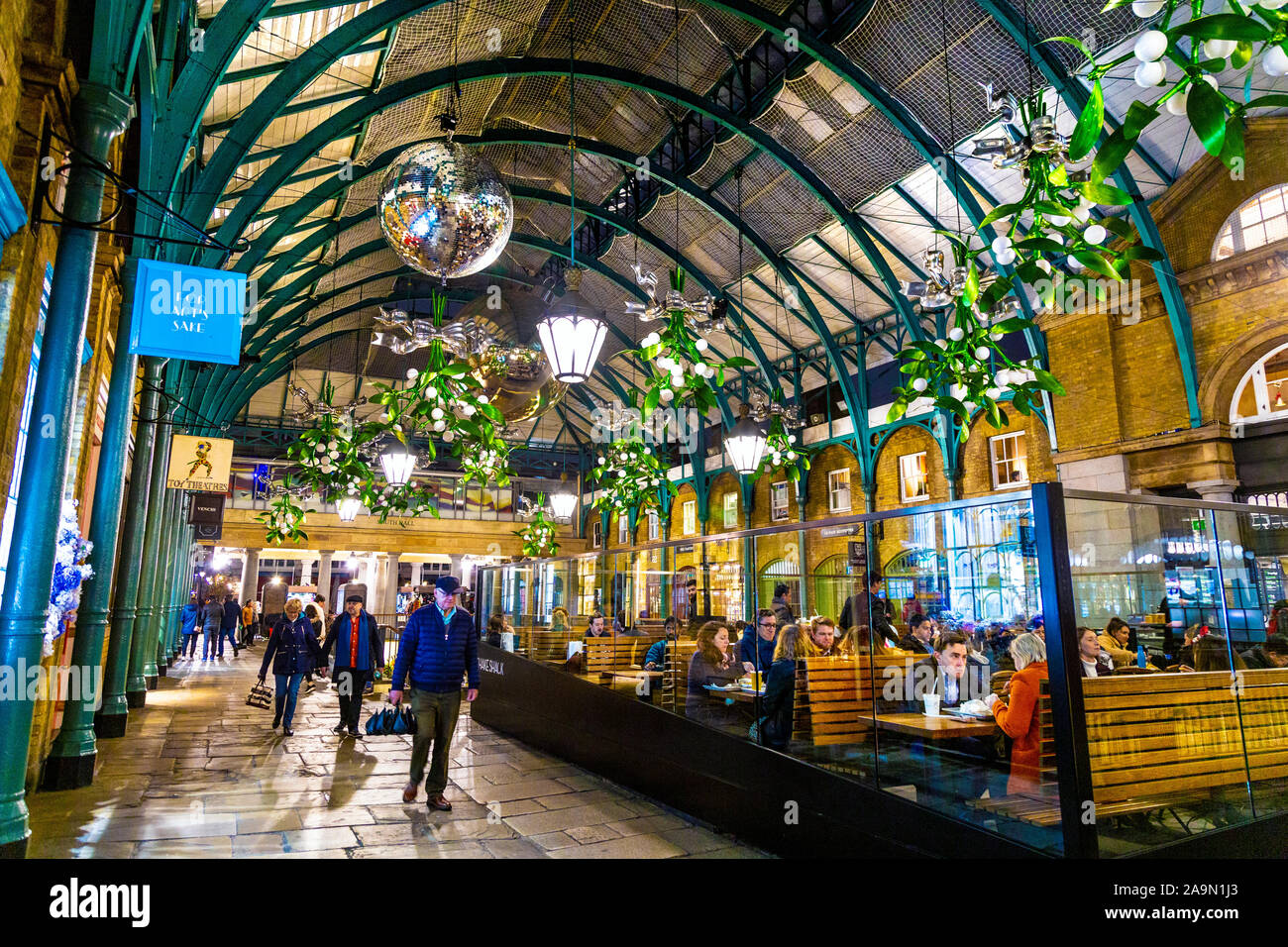 All'interno del mercato di Covent Garden, Londra, Regno Unito Foto Stock