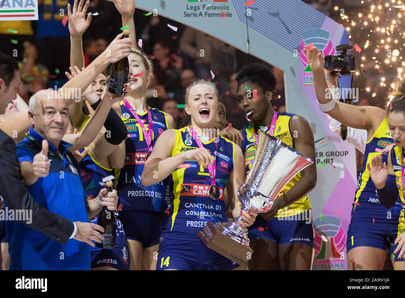 Milano, Italia. Xvi Nov, 2019. premiazione - imoco volley coneglianoduring Imoco Volley Conegliano vs Igor Volley Novara, Supercoppa Italiana donne in Milano, Italia, 16 novembre 2019 - LPS/Elisa credito Calabrese: Elisa Calabrese/LP/ZUMA filo/Alamy Live News Foto Stock