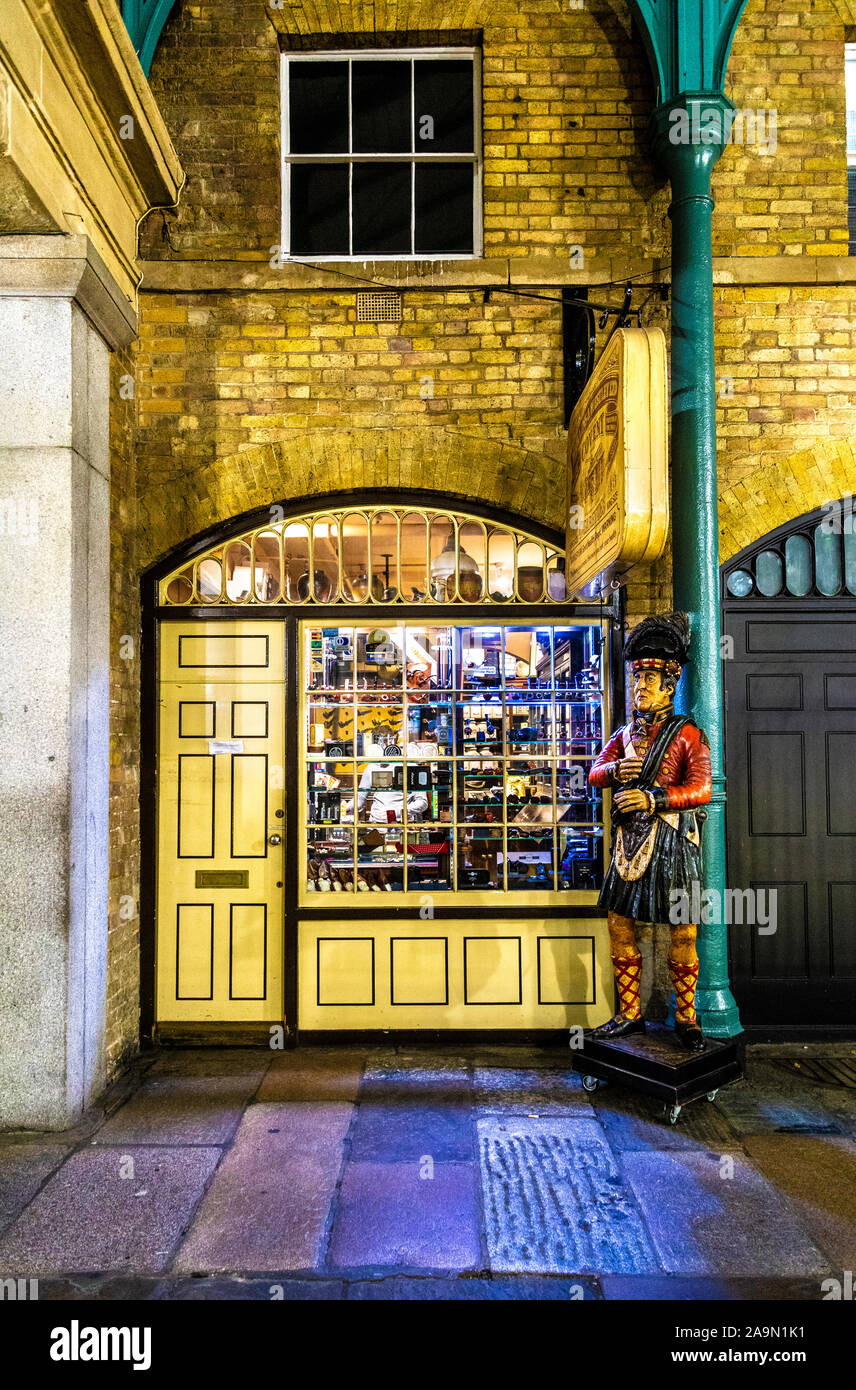 Mullins & Westley Tobacco e negozio di sigarette a Covent Garden Market, Londra, Regno Unito Foto Stock