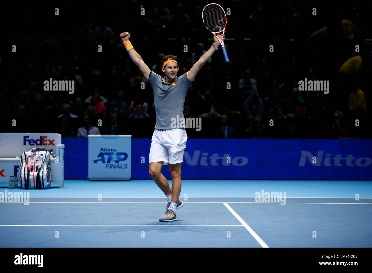 Londra, Regno Unito. 16 Nov 2019. Dominic Thiem (AUT) celebra il suo Alexander Zverev (GER) durante in azione durante il match Semi-Final Dominic Thiem (AUT) contro Alexander Zverev (GER) Internazionali di Tennis - Nitto ATP World Tour Finals Giorno 3 - Martedì 16 Novembre 2019 - O2 Arena - Londra Credit: Azione Foto Sport/Alamy Live News Foto Stock