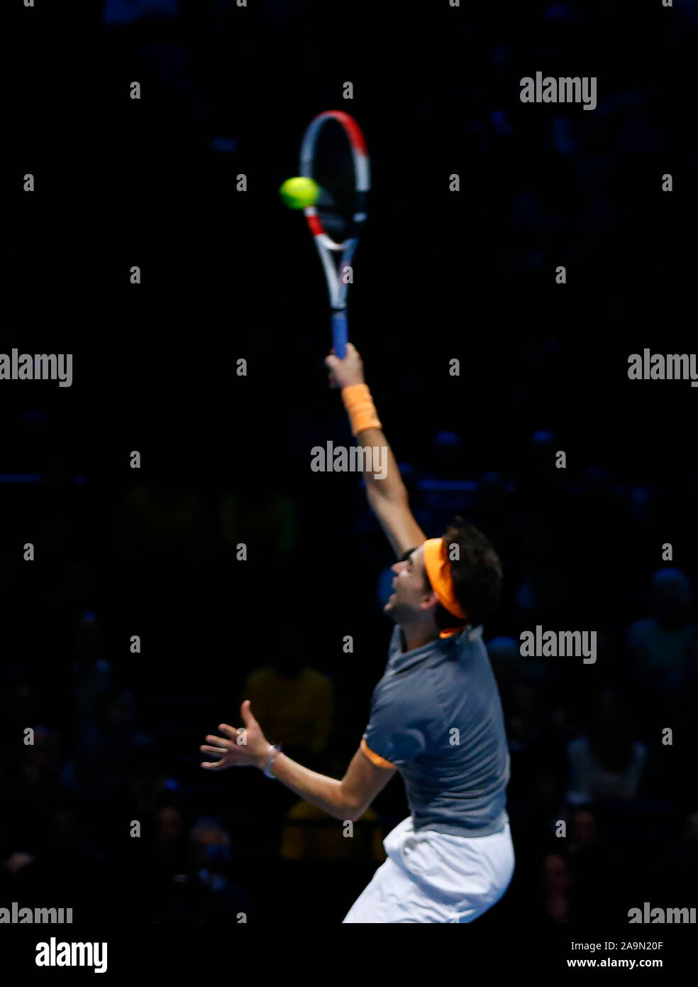 Londra, Regno Unito. 16 Nov 2019. Dominic Thiem (AUT) contro Alexander Zverev (GER) durante in azione durante il match Semi-Final Dominic Thiem (AUT) contro Alexander Zverev (GER) Internazionali di Tennis - Nitto ATP World Tour Finals Giorno 3 - Martedì 16 Novembre 2019 - O2 Arena - Londra Credit: Azione Foto Sport/Alamy Live News Foto Stock