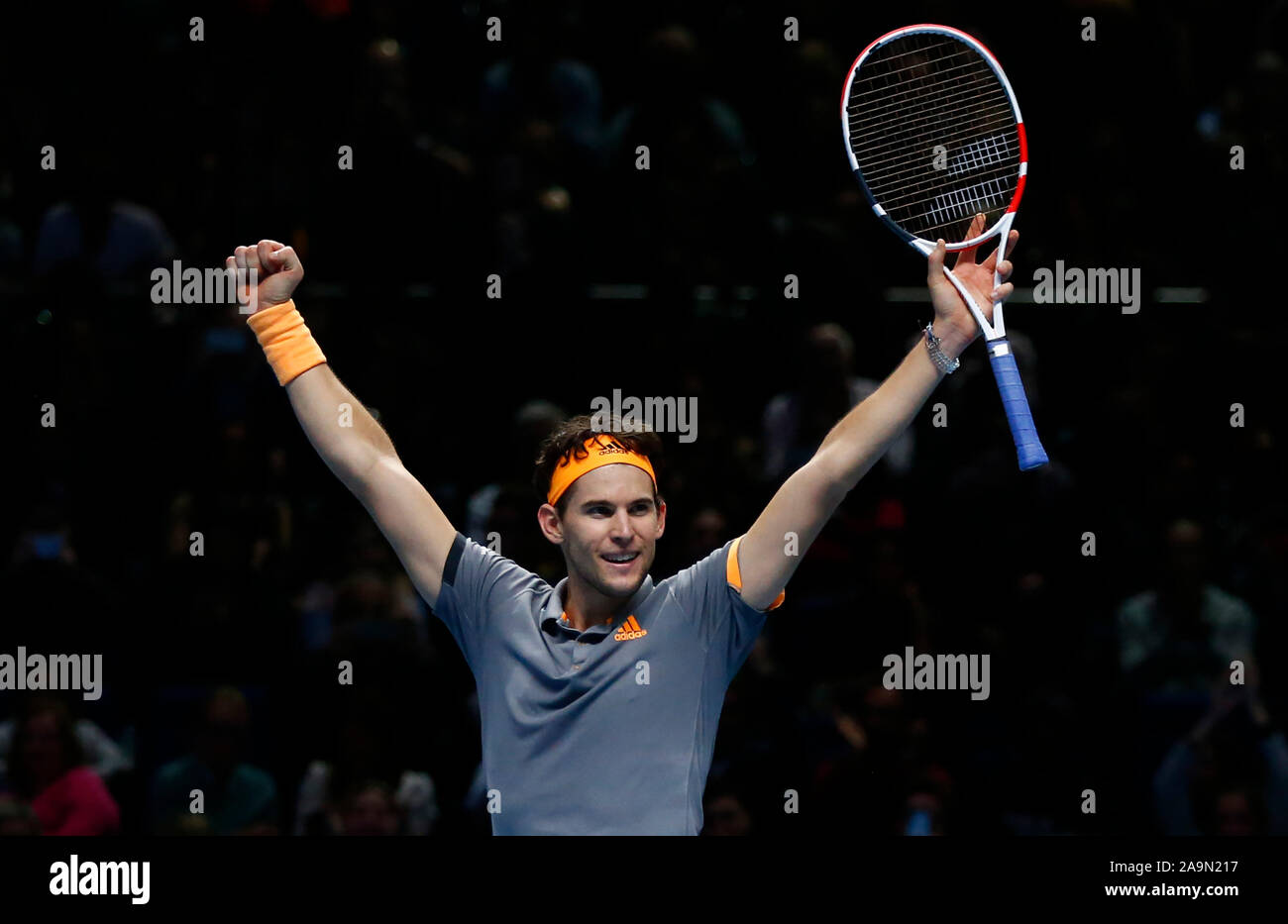 Londra, Regno Unito. 16 Nov 2019. Dominic Thiem (AUT) celebra il suo Alexander Zverev (GER) durante in azione durante il match Semi-Final Dominic Thiem (AUT) contro Alexander Zverev (GER) Internazionali di Tennis - Nitto ATP World Tour Finals Giorno 3 - Martedì 16 Novembre 2019 - O2 Arena - Londra Credit: Azione Foto Sport/Alamy Live News Foto Stock
