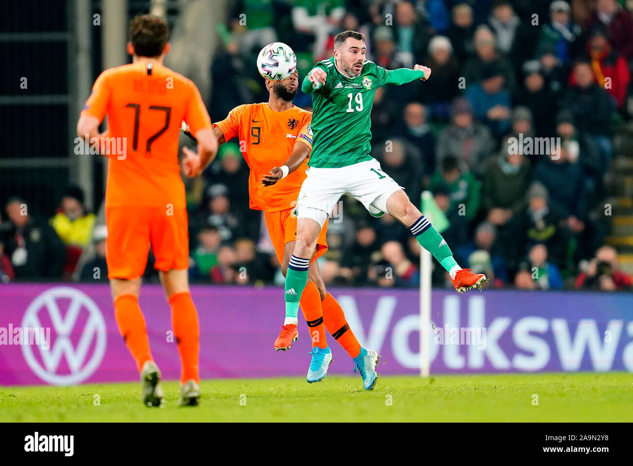 Belfast, Irlanda del Nord. Xiv gen, 2019. BELFAST, 16-11-2019, Stadio Windsor Park. Campionato Europeo 2020 qualificazioni. Paesi Bassi il giocatore Ryan Babel (L) e l'Irlanda del Nord player Michael Smith (R) durante il gioco Irlanda del Nord - Paesi Bassi (0-0) (Paesi Bassi QUALIFICATO PER EURO 2020) . Credito: Pro scatti/Alamy Live News Foto Stock