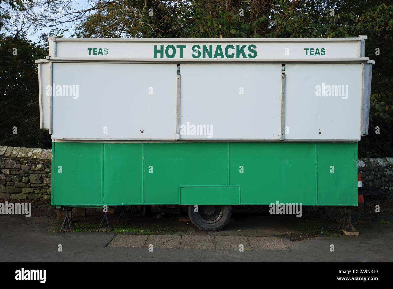 Snack bar mobile chiuso dopo una giornata di contrattazione. Situato presso il Devils Bridge, Kirkby Lonsdale, è molto popolare tra i motociclisti, specialmente nei fine settimana Foto Stock