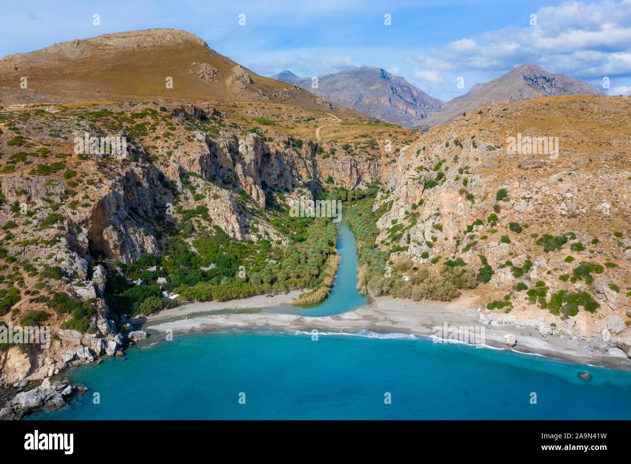 Panorama di Preveli spiaggia di Mar Libico, il fiume e la foresta di palme, Creta meridionale , Grecia Foto Stock