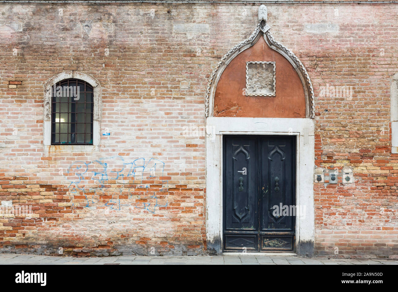 Venezia, Italia - 23 dicembre 2012. In stile vintage anteriore doppia porte con uno stile rétro e il vecchio muro di mattoni Foto Stock