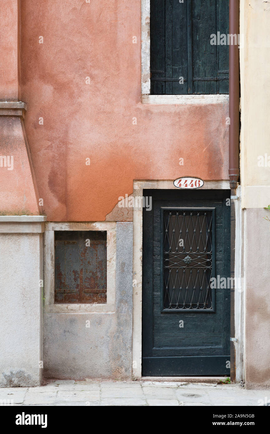 Venezia, Italia - 24 dicembre 2012. Il numero di indirizzo al di sopra della porta anteriore per una piccola casa a Venezia, Italia Foto Stock