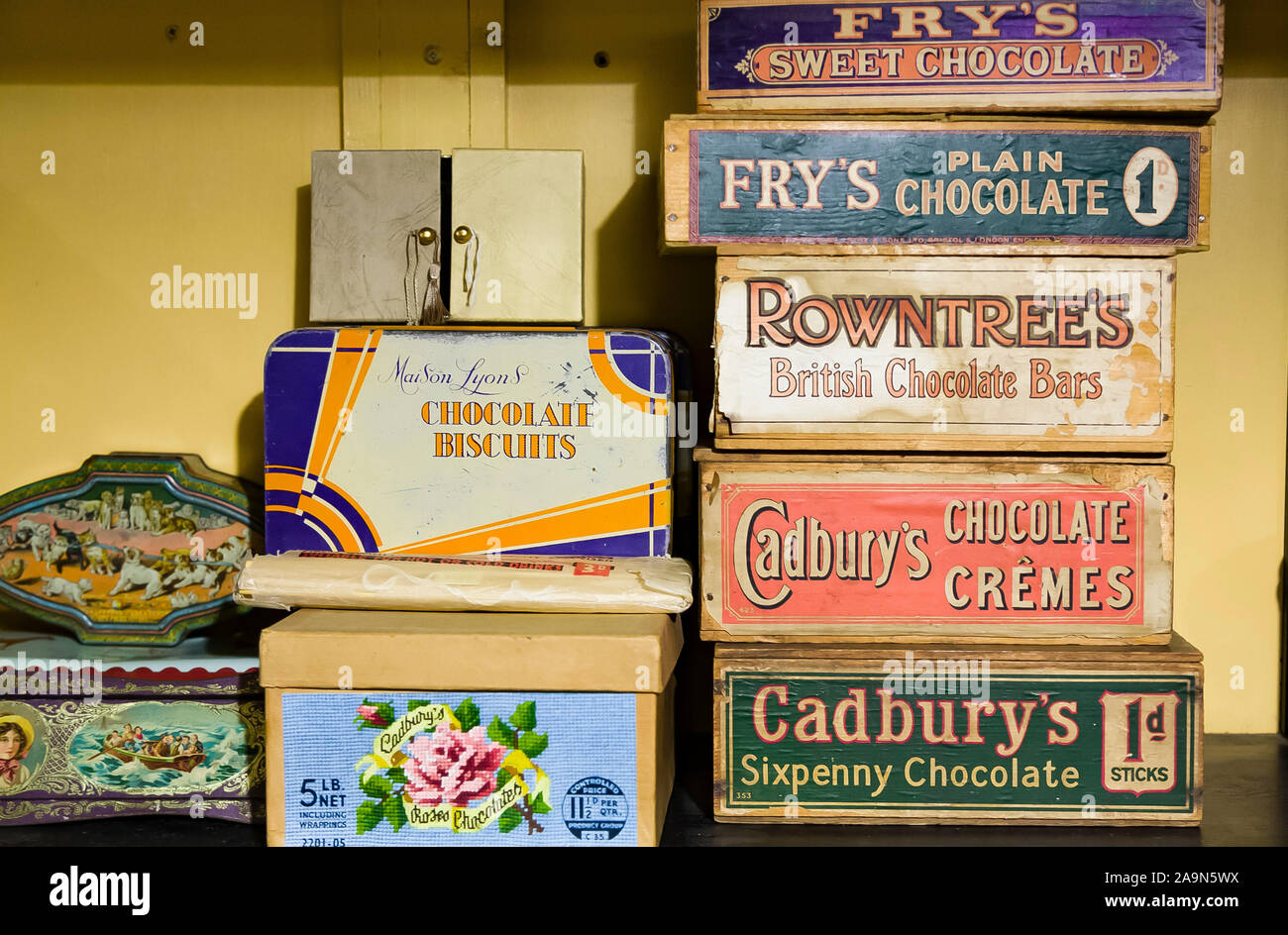 MILTON KEYNES, Regno Unito - 19 settembre 2019. Vintage antiche scatole di cioccolato con tradizionale inglese di Brands Foto Stock