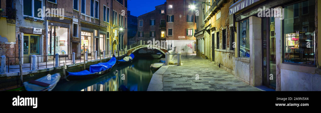 Venezia, Italia - 25 dicembre 2012. Una tranquilla strada di Venezia prese al tramonto in inverno. Scena romantica con n. di persone Foto Stock