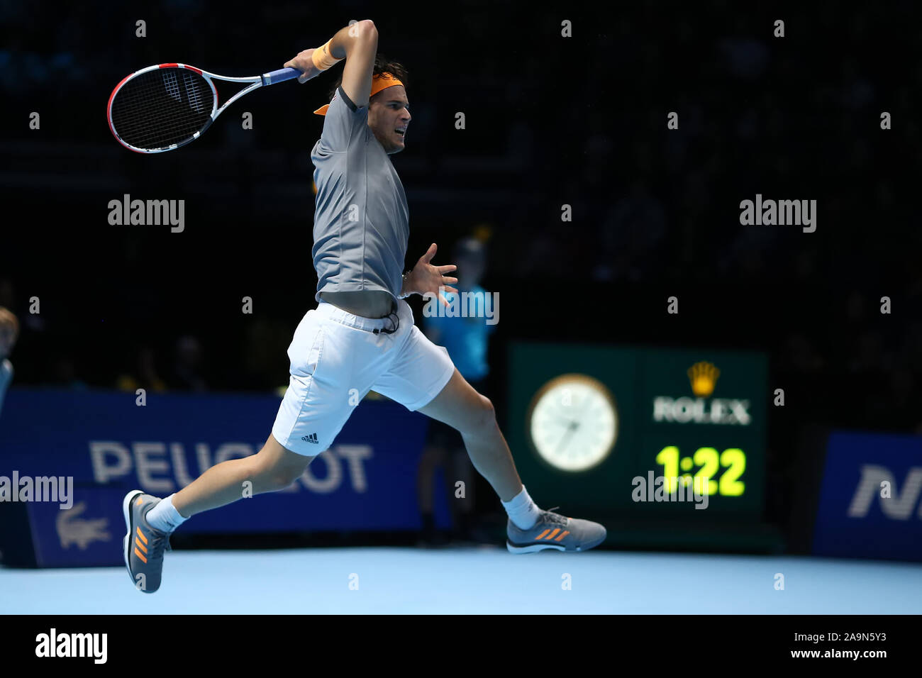 Arena. Londra, Regno Unito. Xvi Nov, 2019. Nitto tennis ATP Finals; Dominic Thiem (Austria) con un ritorno diretti a Alexander Zverev (Germania) - Editoriale usare carte di credito: Azione Plus sport/Alamy Live News Foto Stock