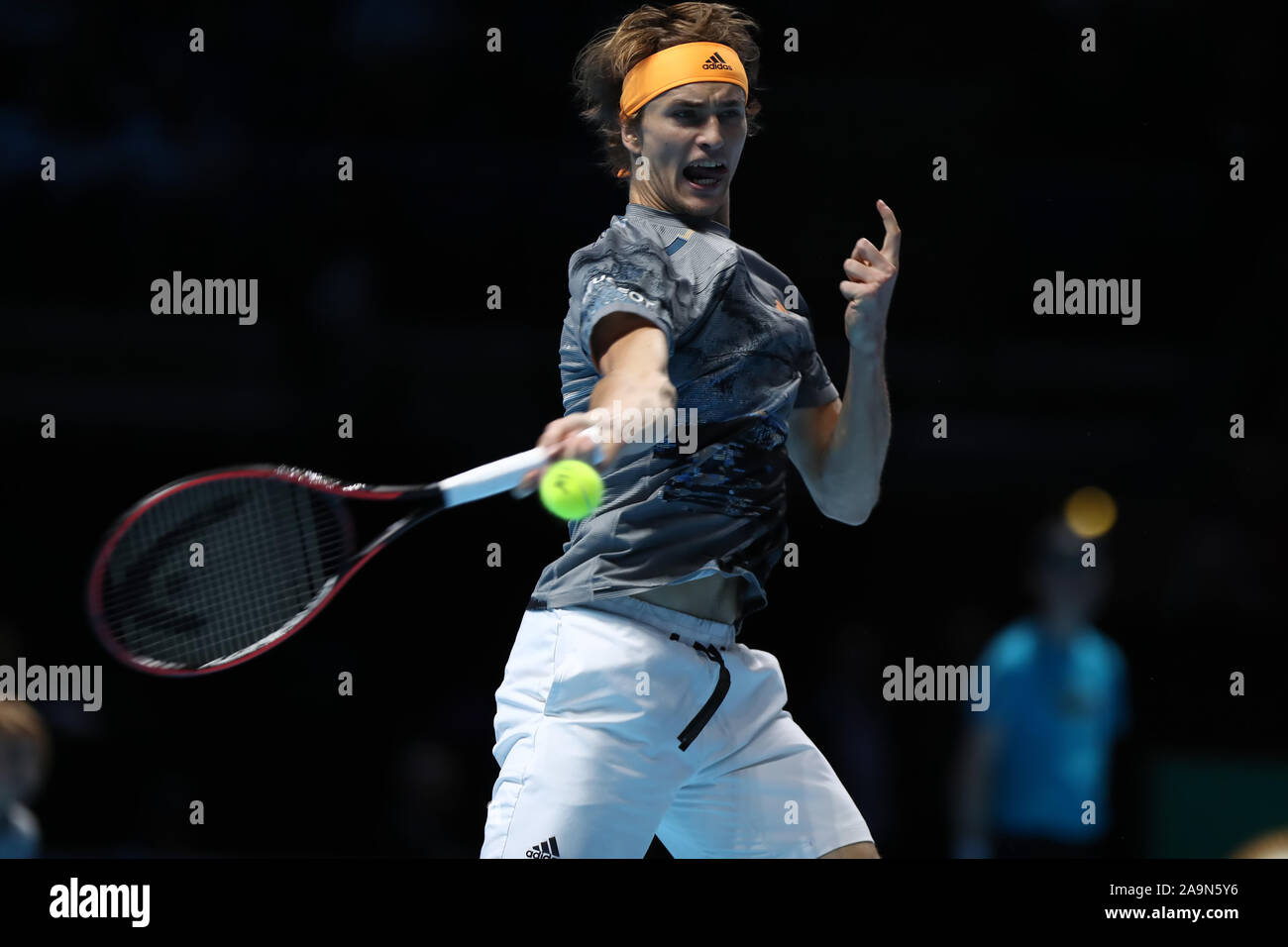 Arena. Londra, Regno Unito. Xvi Nov, 2019. Nitto tennis ATP Finals; Alexander Zverev (Germania) con un ritorno diretti a Dominic Thiem (Austria) - Editoriale usare carte di credito: Azione Plus sport/Alamy Live News Foto Stock